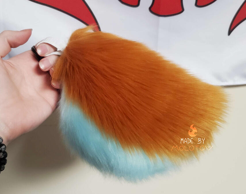 A stubby, brown and blue tail.