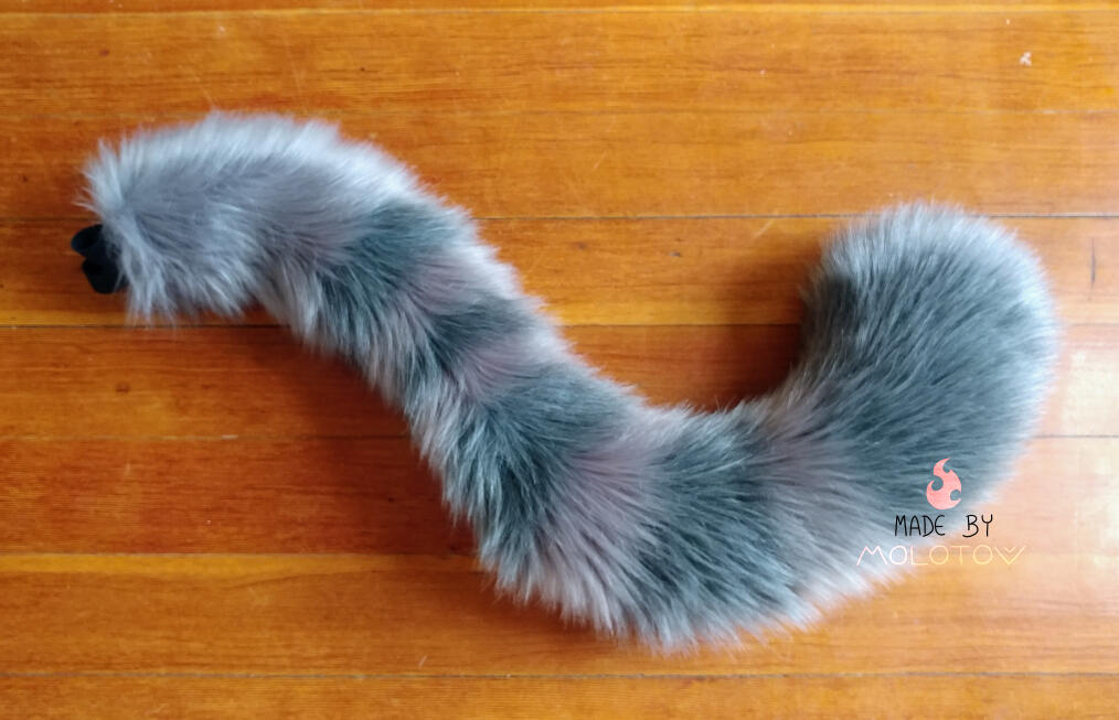 A grey feline tail.