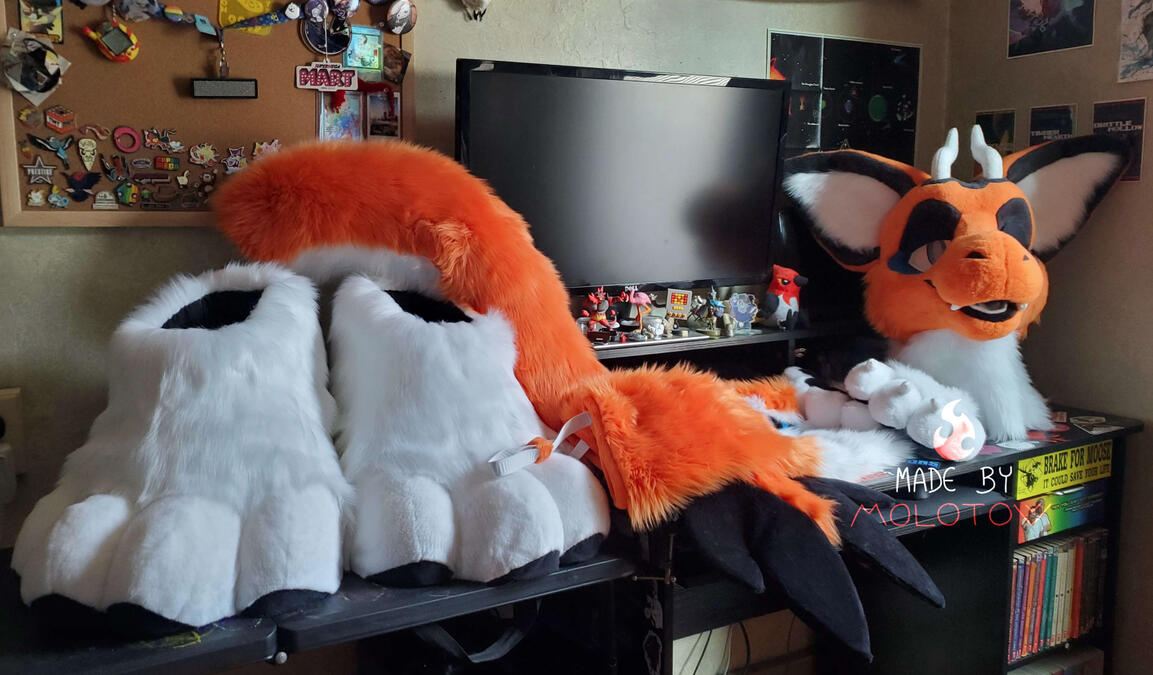 SENNA1 The fursuit head, handpaws, tail, arm sleeves and feet of Senna, a dutch angel dragon character.