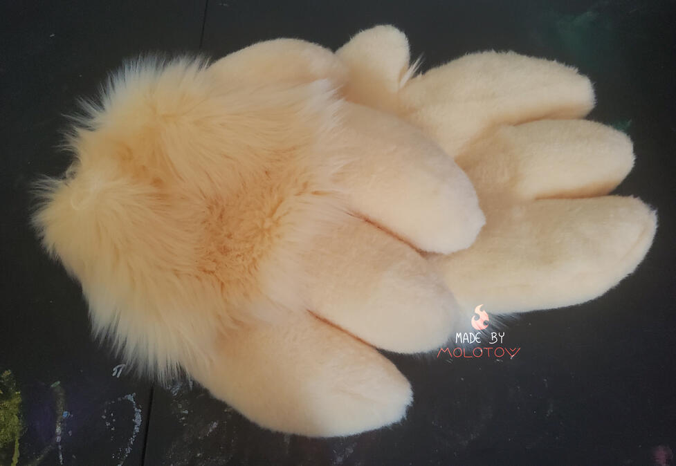 The handpaws of Ember.