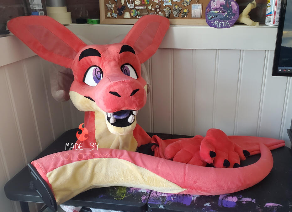 The fursuit head, handpaws, armsleevs and tail of Mantel, a kobold character.