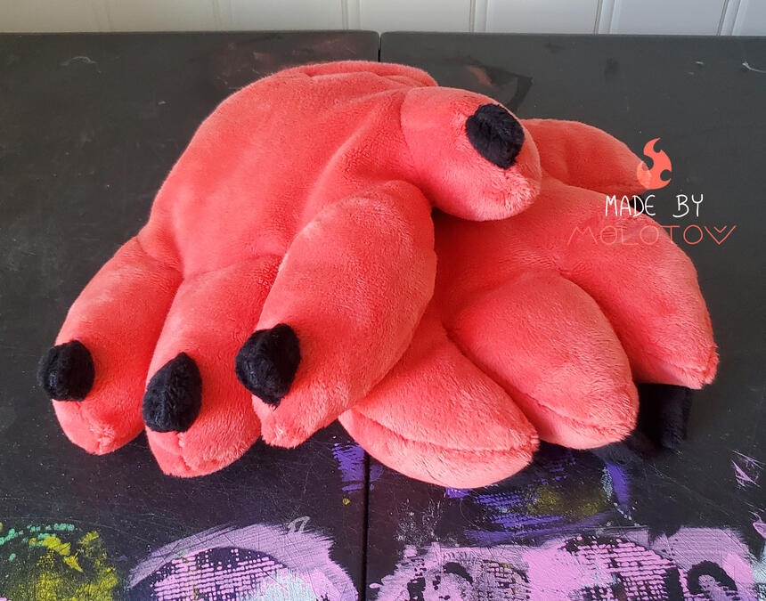The handpaws of Mantel.